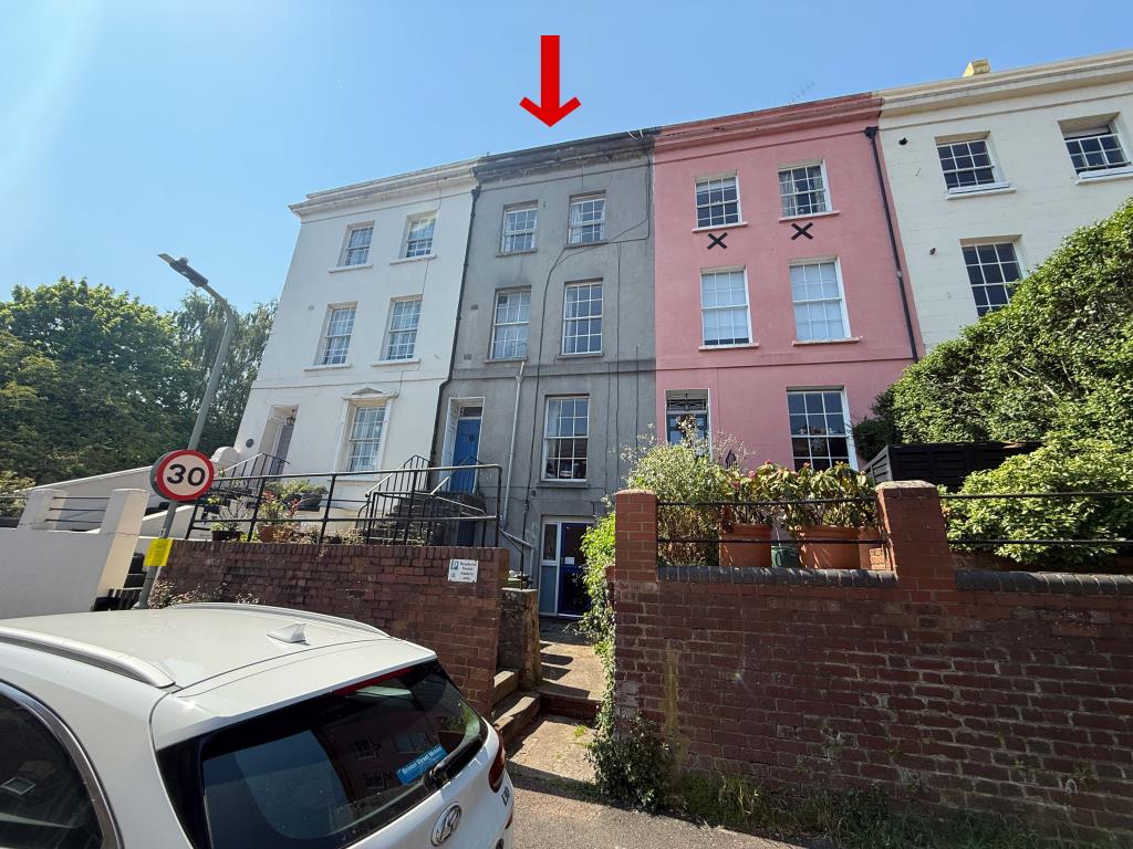 Lot: 121 - FREEHOLD INVESTMENT COMPRISING FOUR APARTMENTS CLOSE TO THE CITY CENTRE - Front photo of property